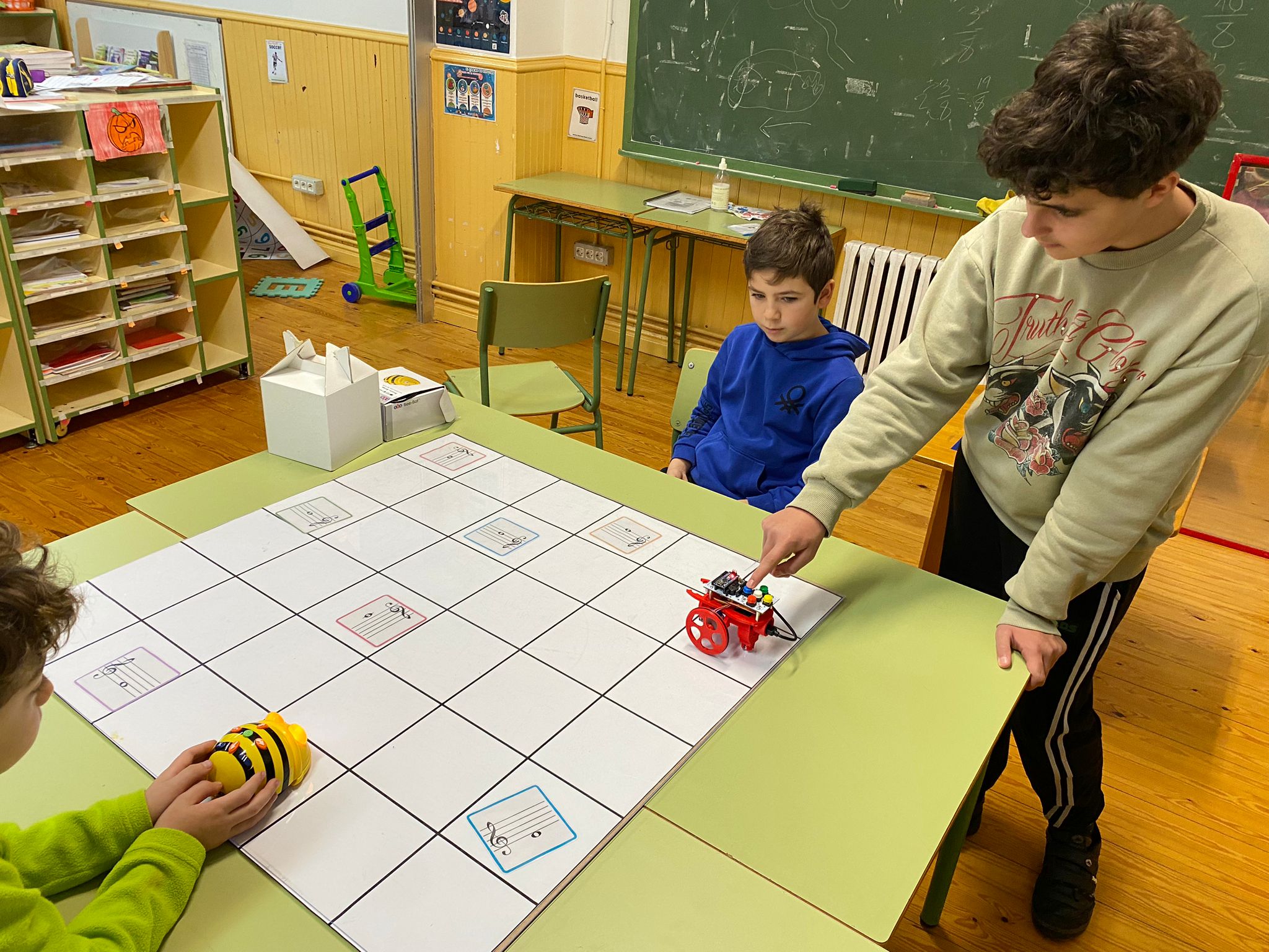 Explorando con "Actividades Desenchufadas" y "BeeBot" #Robotic@
